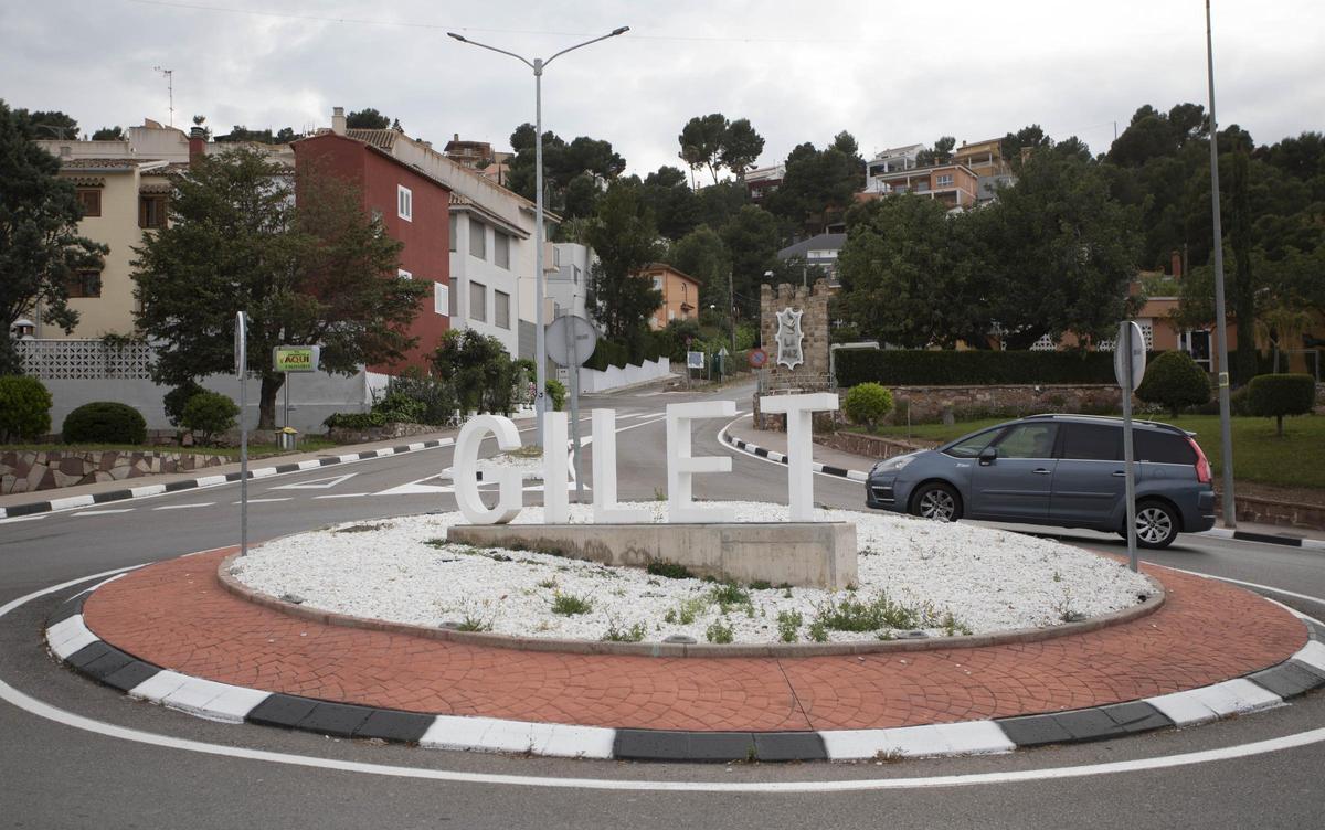 Vista de la rotonda de entrada a la urbanización.