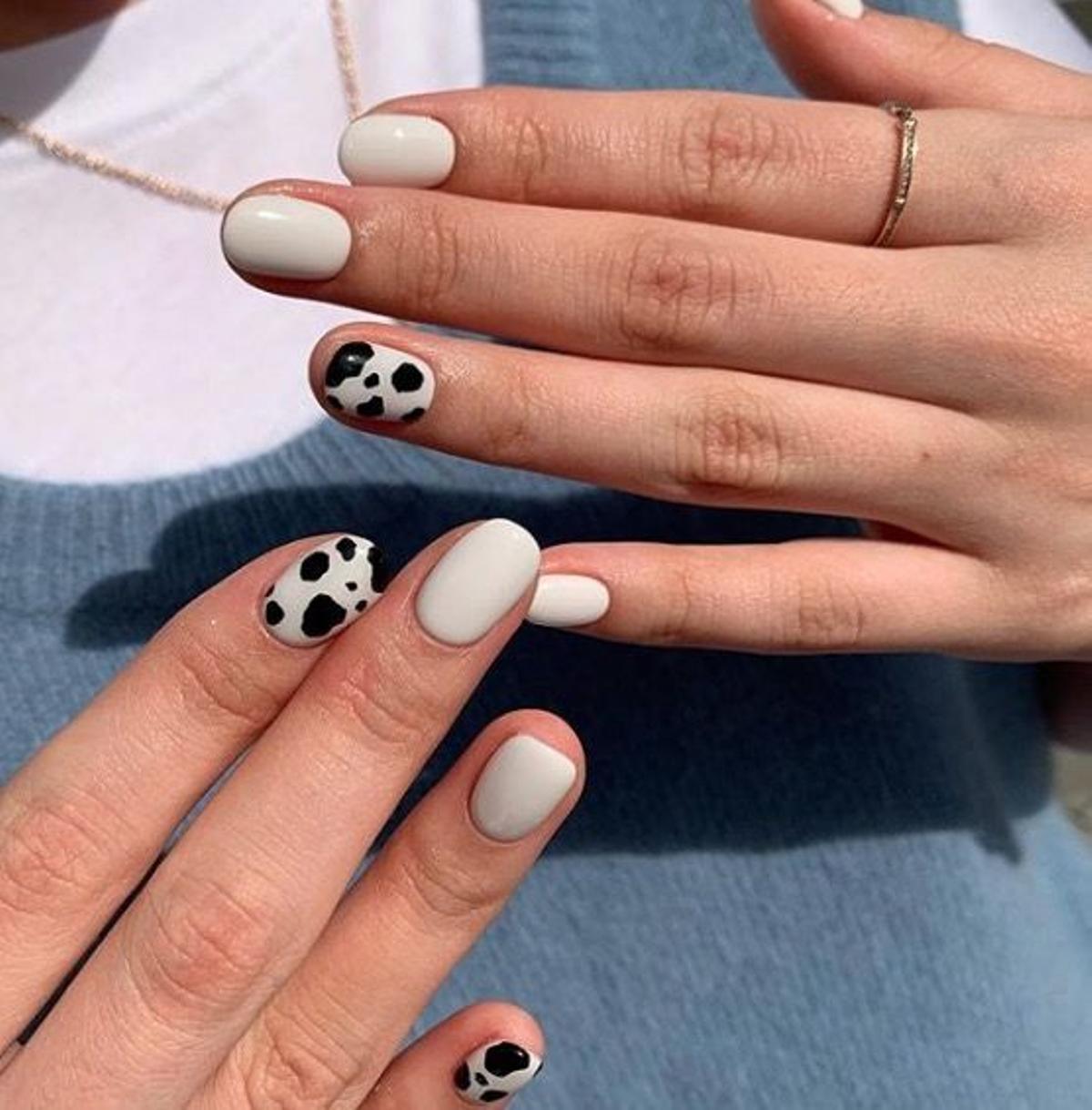 Manicura con estampado de vaca