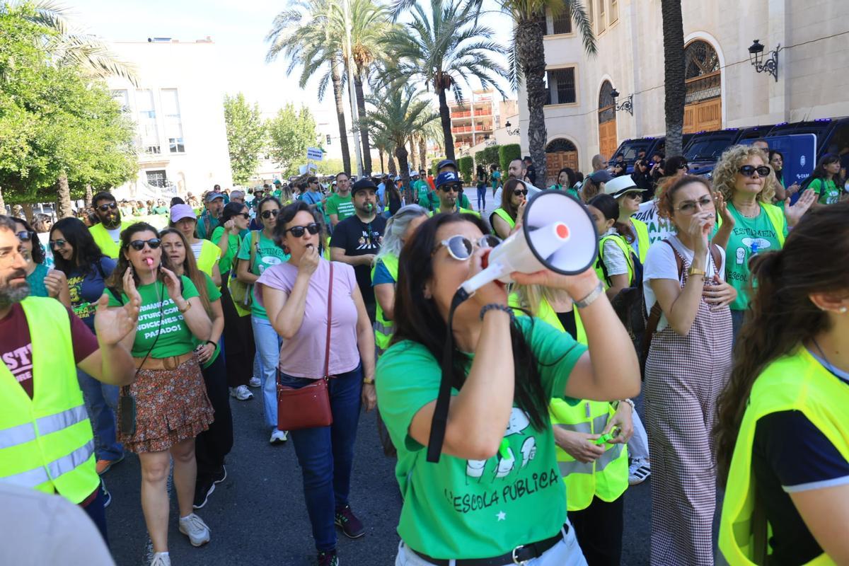 Colapso del tráfico en Alicante por la huelga de profesores