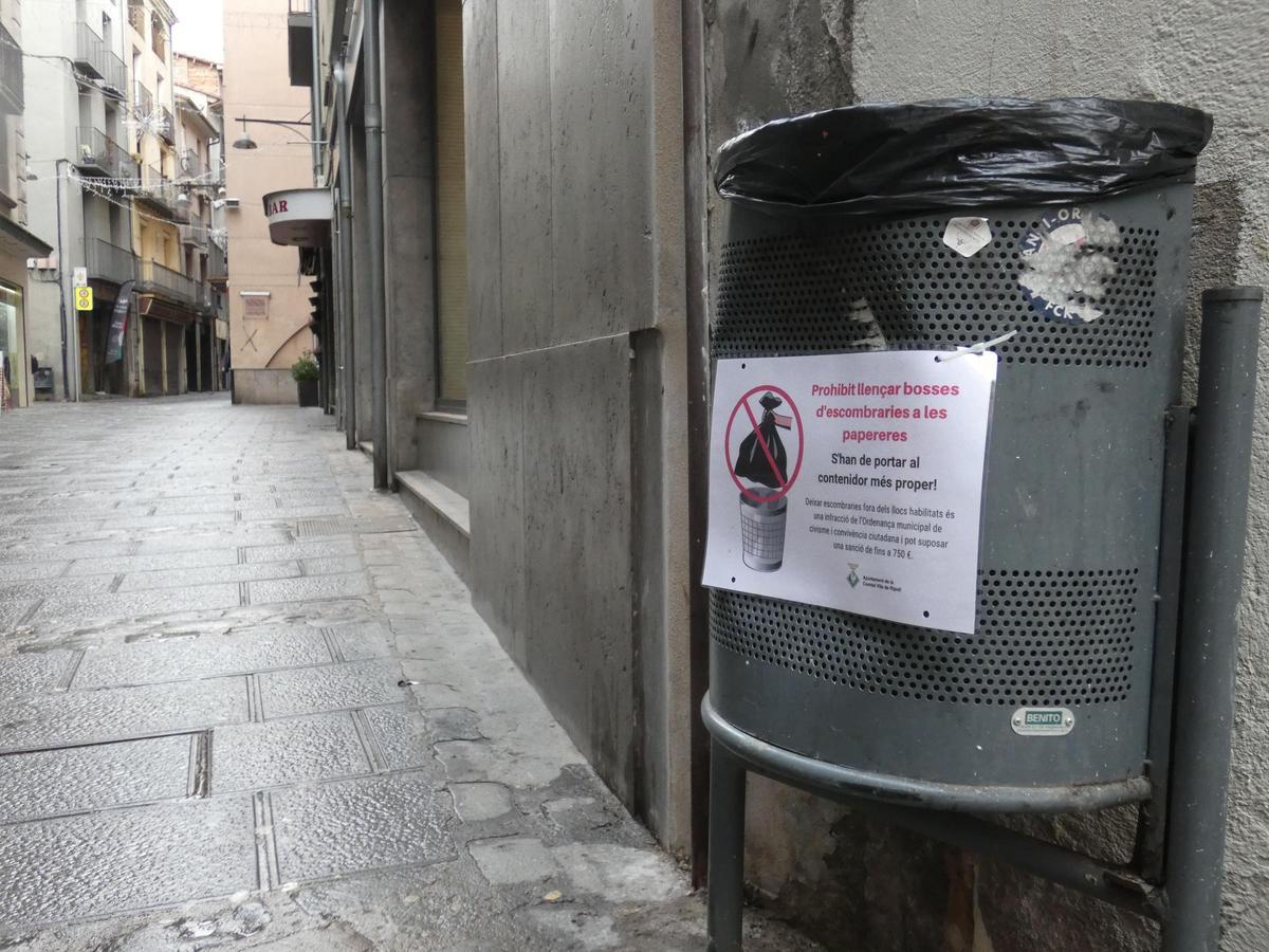 Els cartells s'han enganxat a les papereres