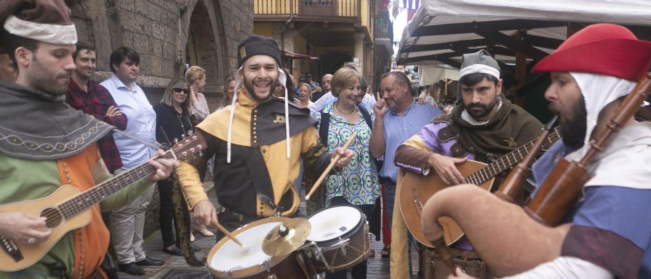 Actuación musical en el mercado medieval durante la visita de la Alcaldesa (en el centro y al fondo de la imagen) y del resto de la Corporación.