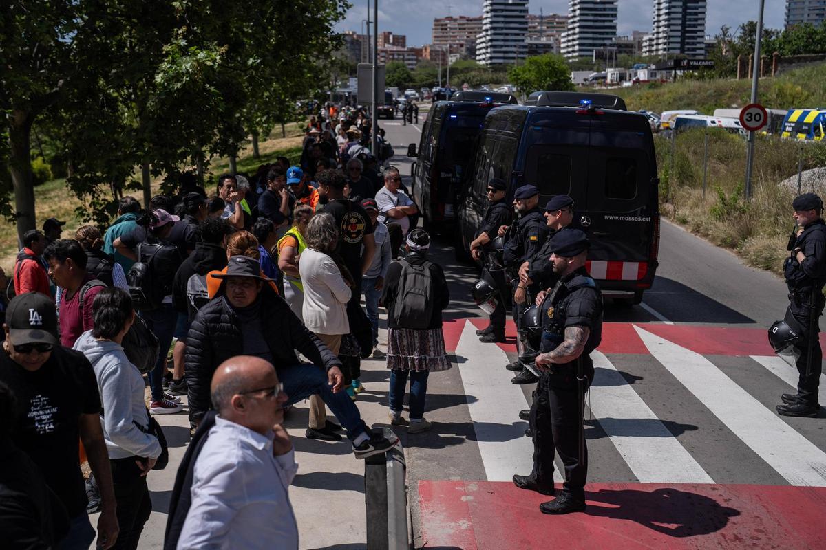 Un amplio dispositivo de Mossos d'Esquadra ha desalojado a las personas que vivían en la masía Can Cervera de Esplugues