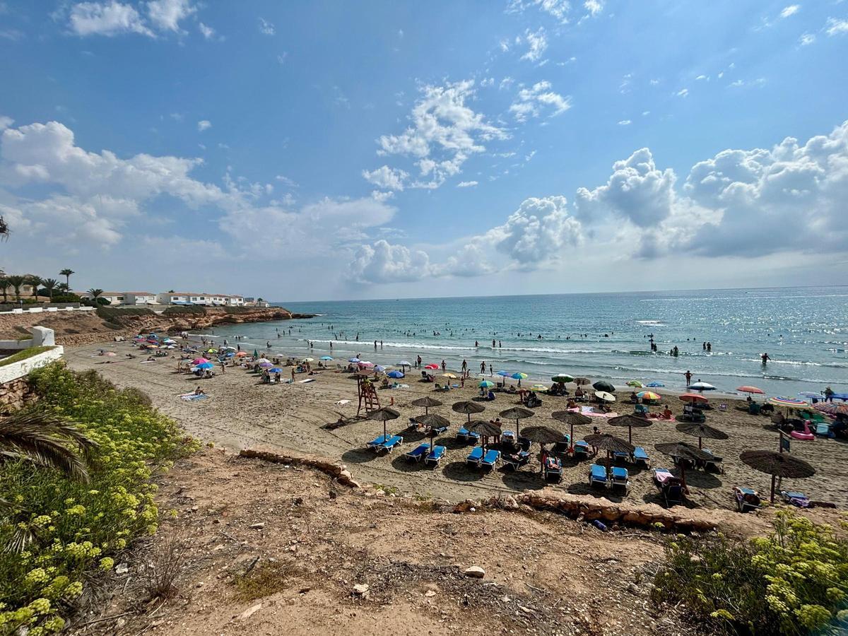 Cala Cerrada, en La Zenia, vuelve a abrir su zona de baño