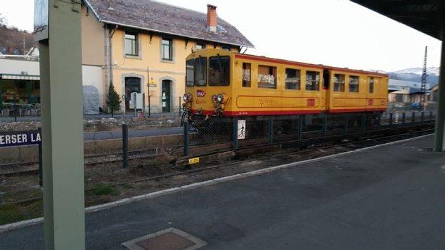 Un comboi del Tren Groc conegut com &#039;el Canari&#039; a l&#039;Alta Cerdanya, aturat en una estació