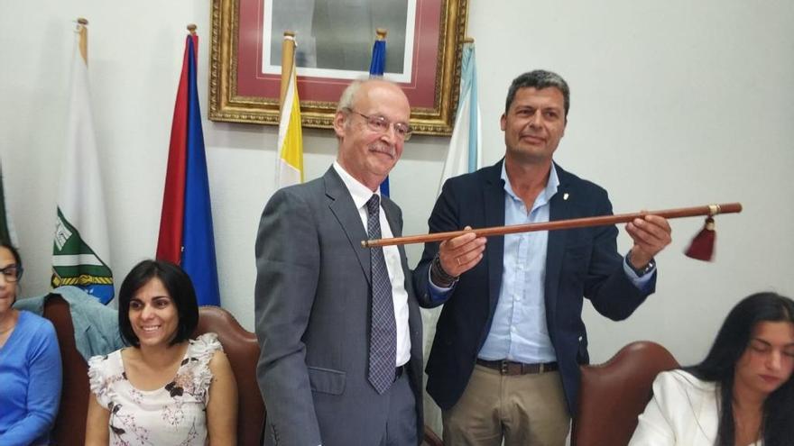 El socialista Carlos Gómez recoge el bastón de mando de Baiona. // Neli Pillado