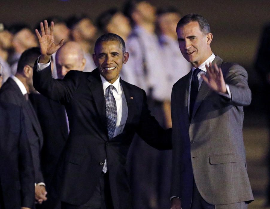 El presidente de Estados Unidos, Barack Obama, saluda al rey Felipe VI (i) a su llegada la base aérea de Torrejón (Madrid), en el inicio de su visita a España