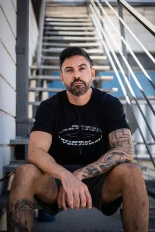 Yerai Alonso (38 años, creador de contenido): «La comunidad es clave en la calistenia; la gente comparte y ayuda en el parque»
