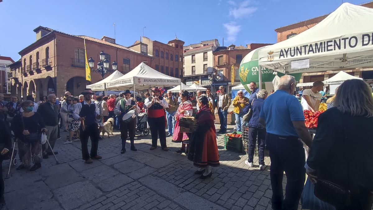 El Hilandón, de Alija del Infantado (León), ha puesto la nota musical y folclórica de la feria.