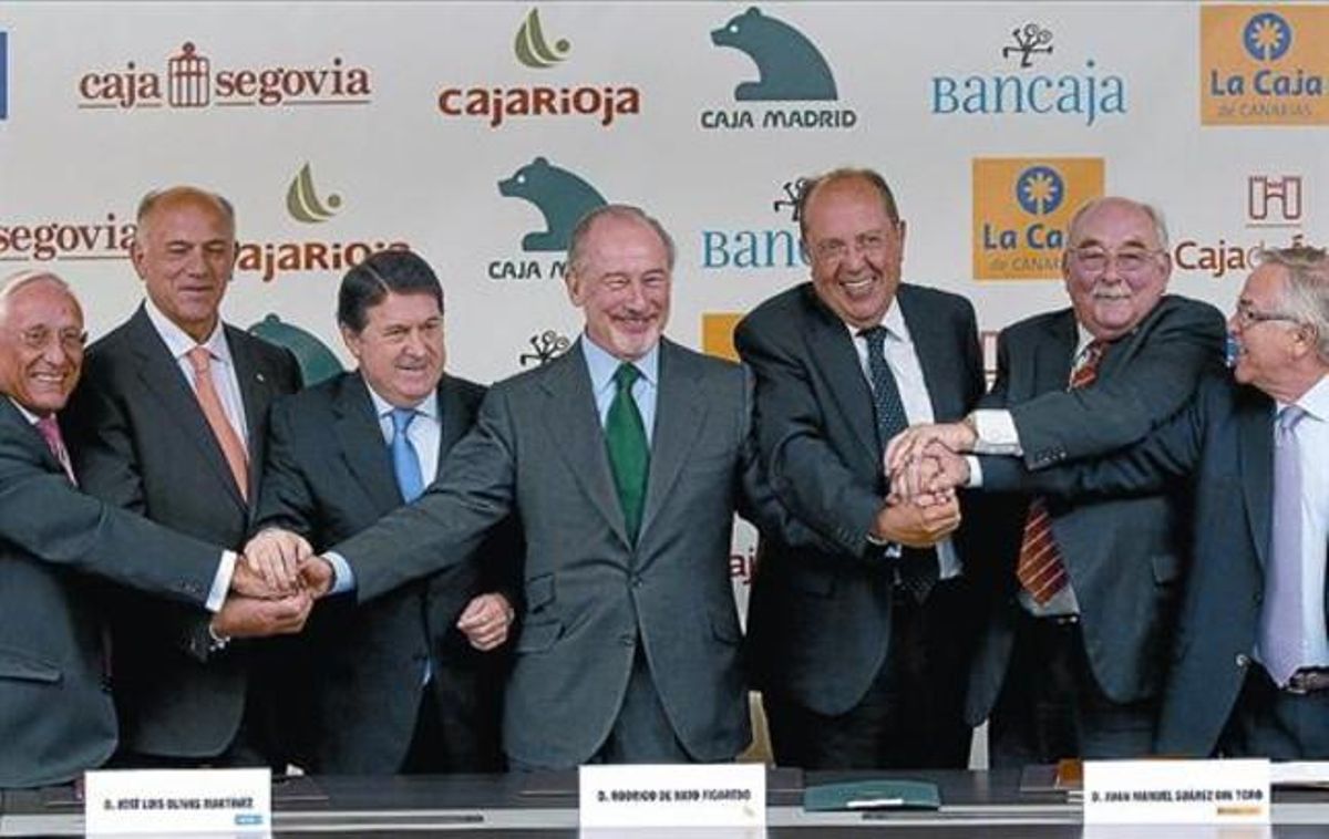 Rato, al centre, amb els presidents de totes les caixes que participaran en el SIP liderat per Caja Madrid.