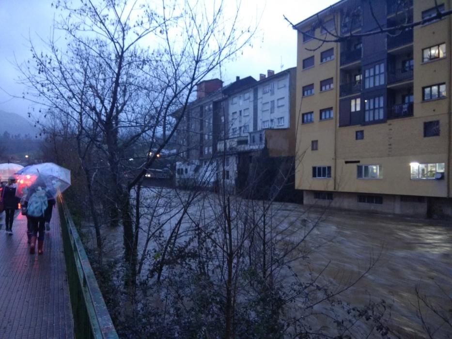 Tiempo en Asturias: Las espectaculares imágenes de las riadas, argayos e incidencias del temporal