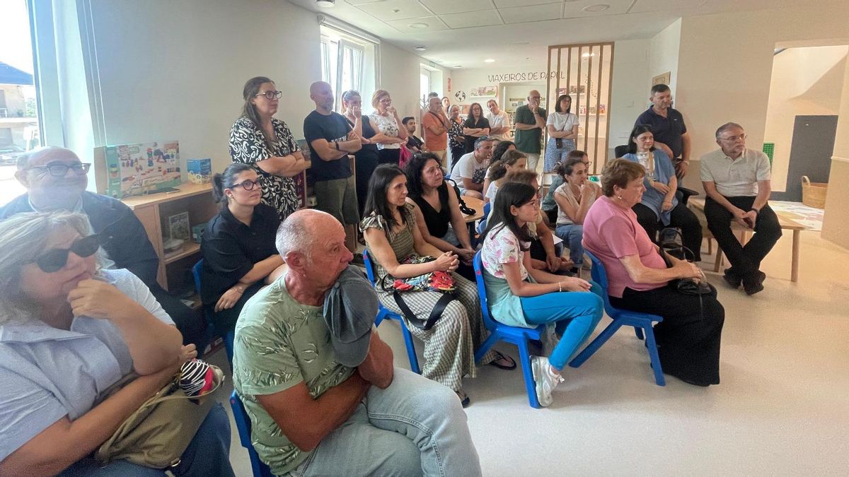 Profesores, familiares y alumnos, en la presentación de la nueva aula del CRA María Zambrano de O Rosal