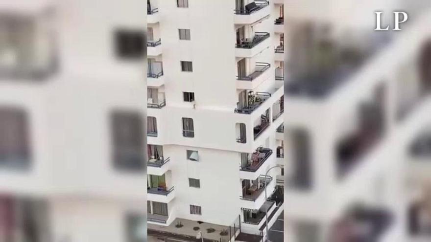 Graban a una niña paseando por la cornisa de un edificio en Tenerife