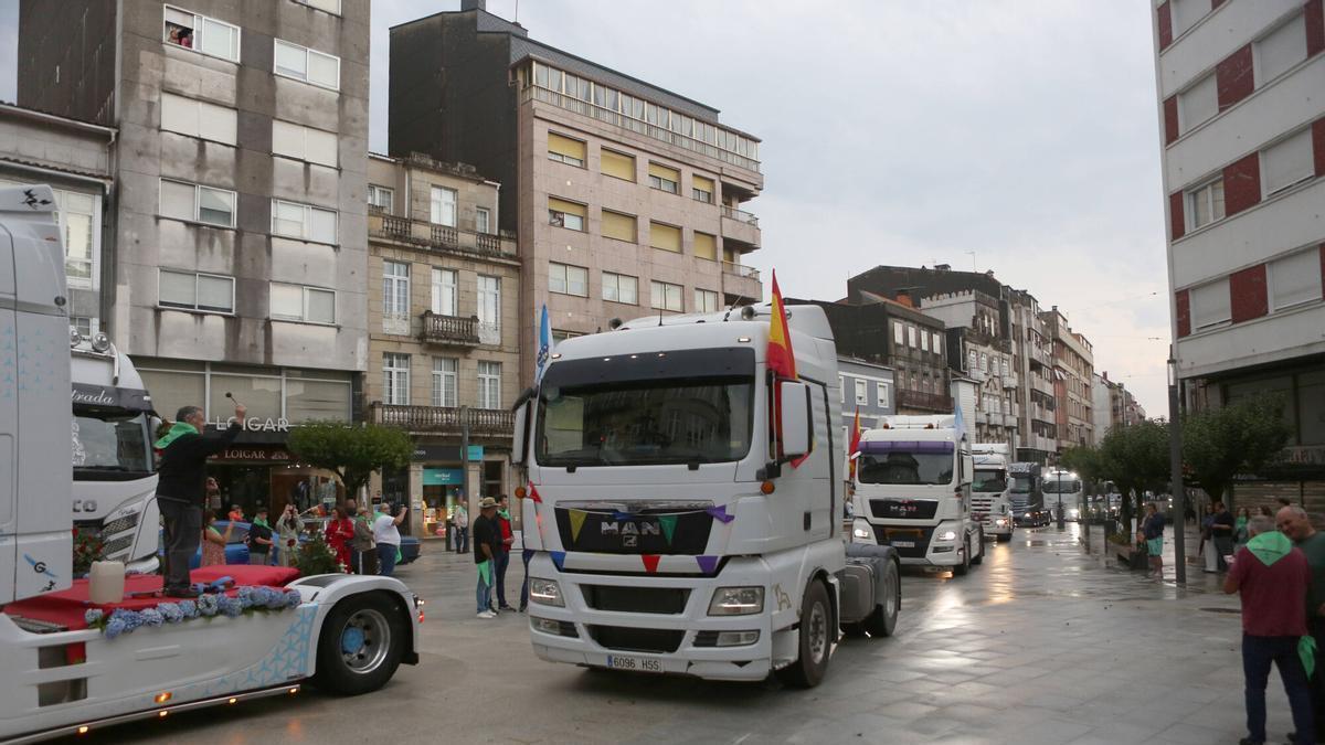 Decenas de camiones recorrieron el centro de A Estrada en la tradicional fiesta del patrón de los transportistas