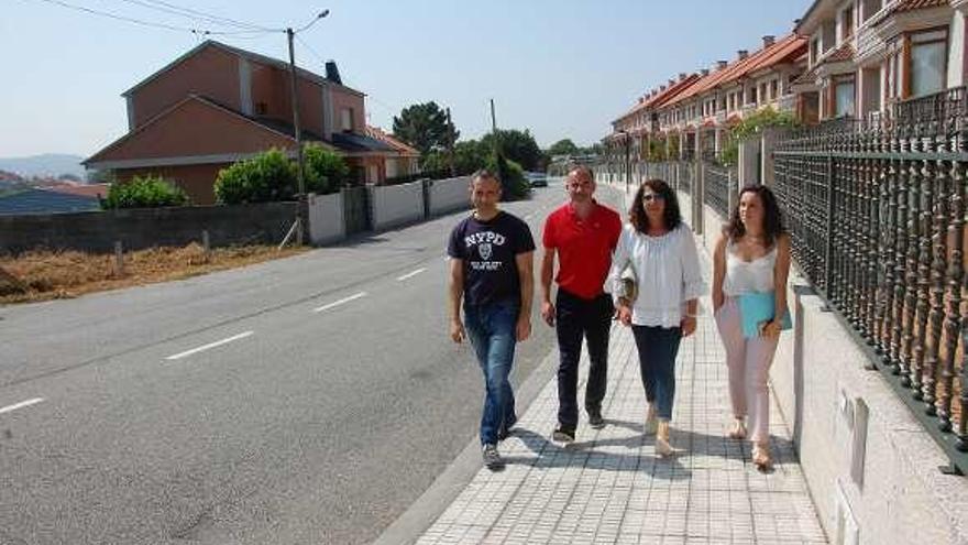 Alfonso Gallego visitó la Rúa dos Anxos de Carril. // FdV