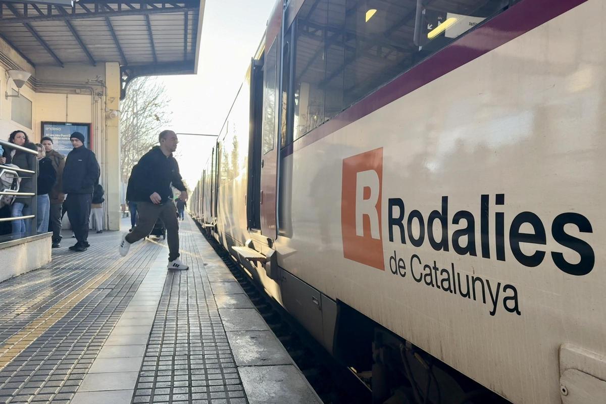 Un usuari de Rodalies corre per poder agafar un tren.