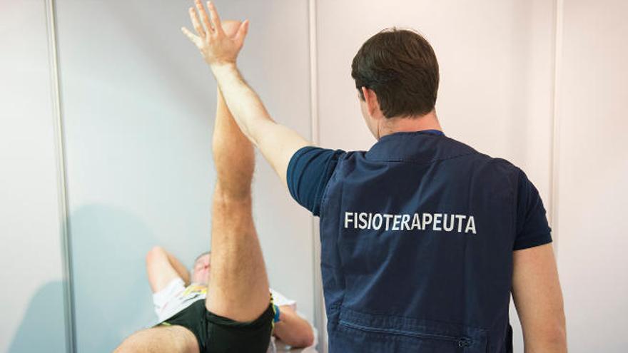 Un fisioterapeuta trata a un paciente.