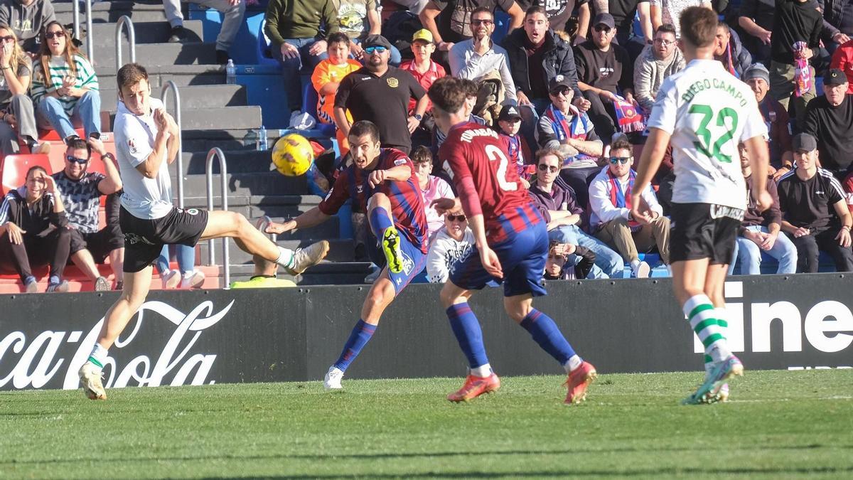 Pedro Capó pone un centro al área del Nuevo Pepico Amat frente al Racing de Santander