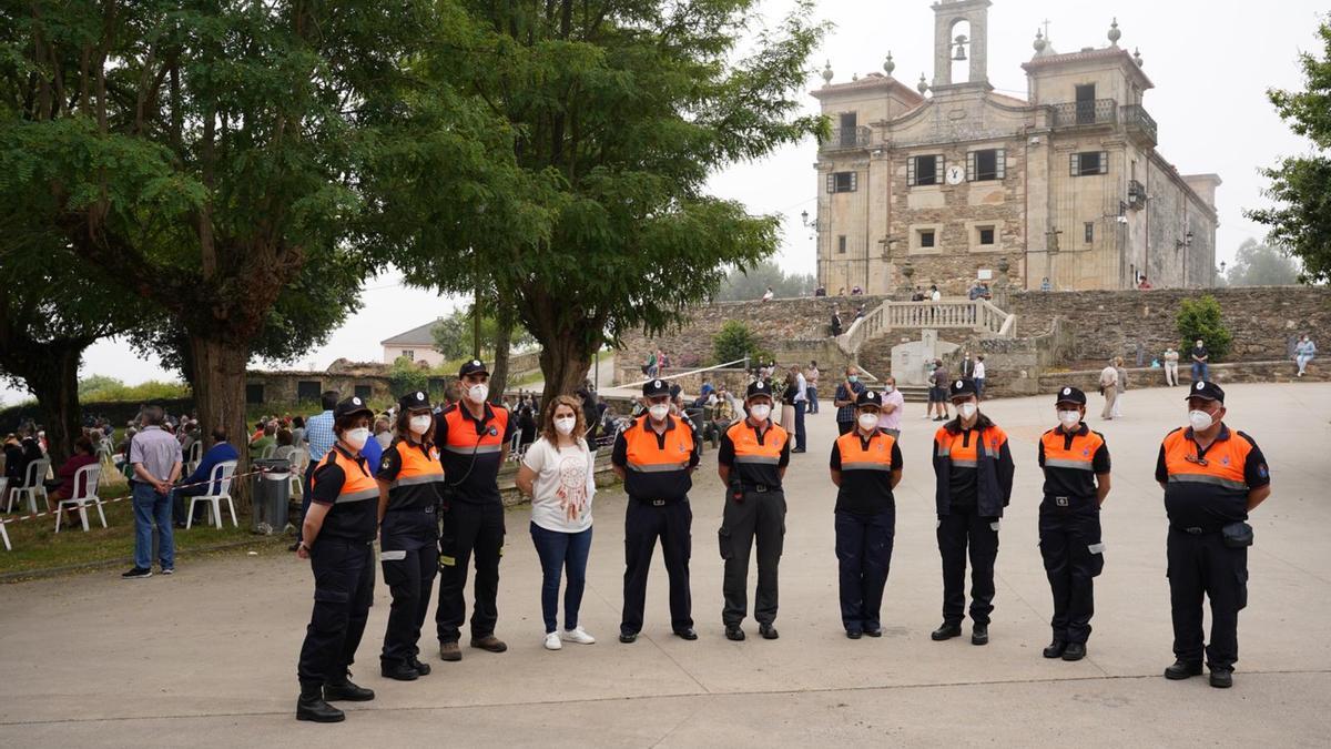 Eva Montoto y voluntarios de Protección Civil en la última romería de O Corpiño.