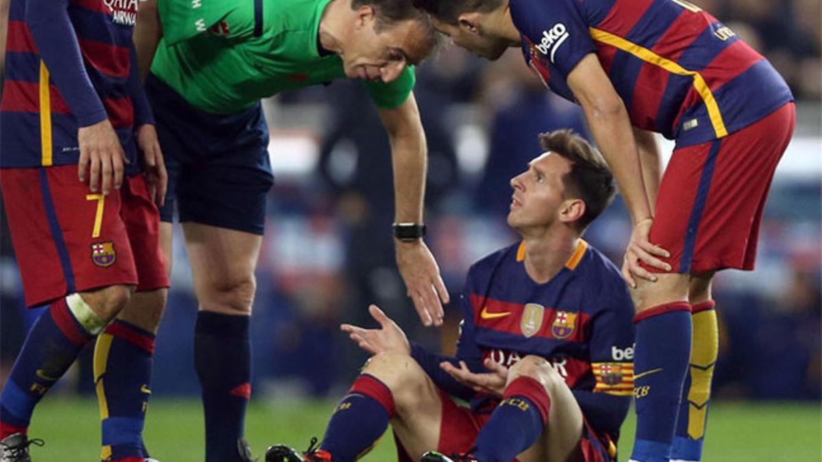 Messi recibió una durísima entrada de Alvaro que mereció tarjeta roja