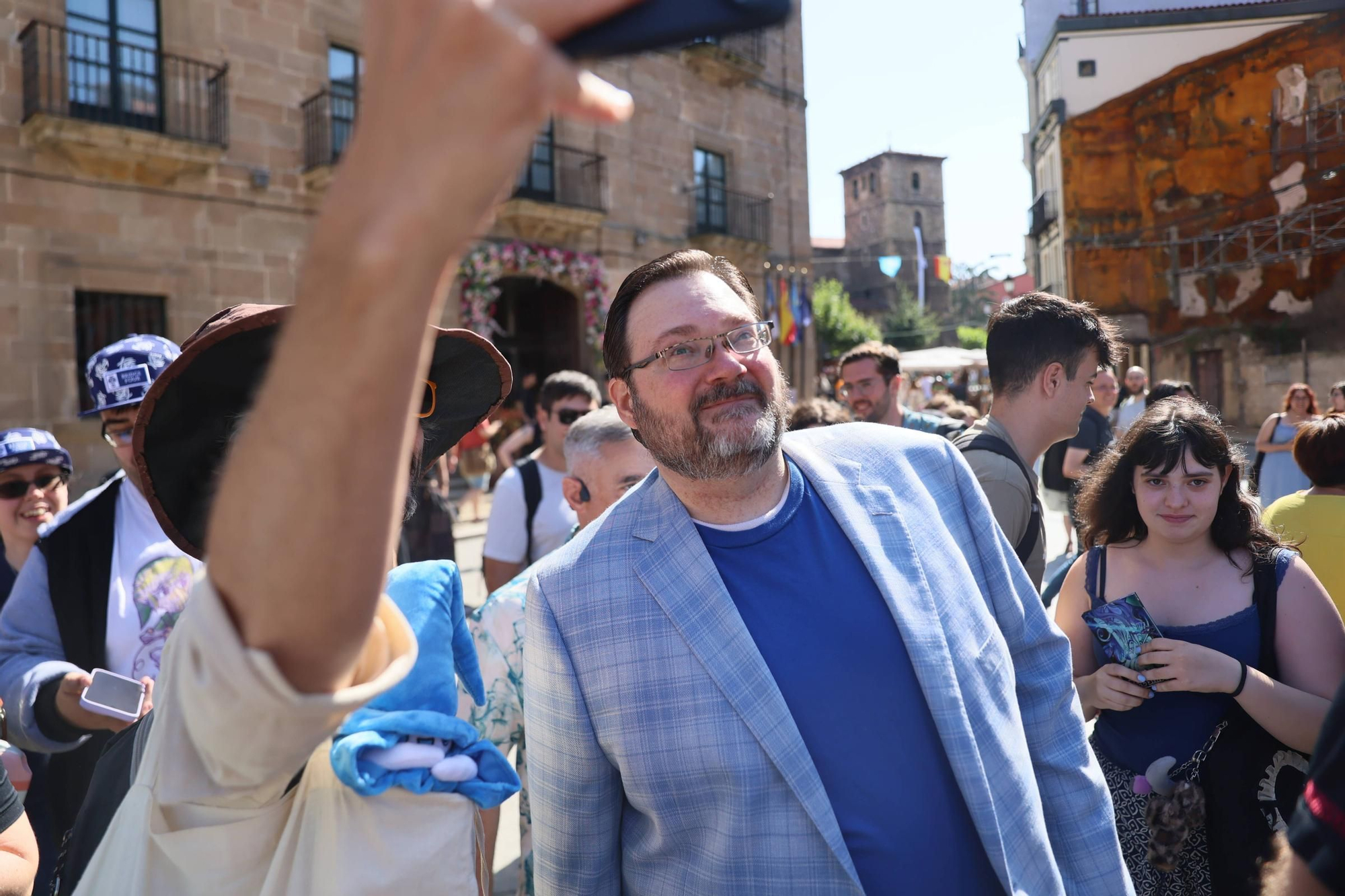 EN IMÁGENES: La "Sanderson-manía" no cesa en Avilés: miles de seguidores abordan a la estrella del Celsius