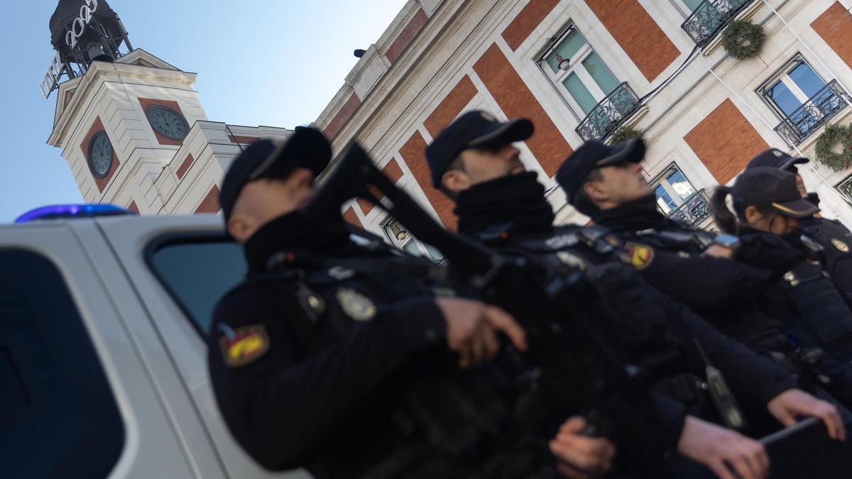 Archivo- Agentes de la Policía Nacional en la Puerta del Sol de Madrid.