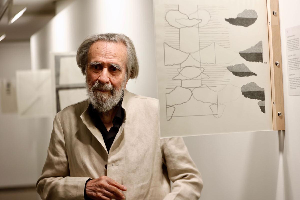 Isidoro Valcárcel, ante una de sus obras.