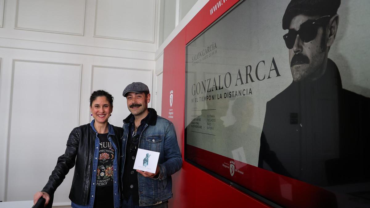 Gonzalo Arca y Sonia Outón junto al cartel del concierto.