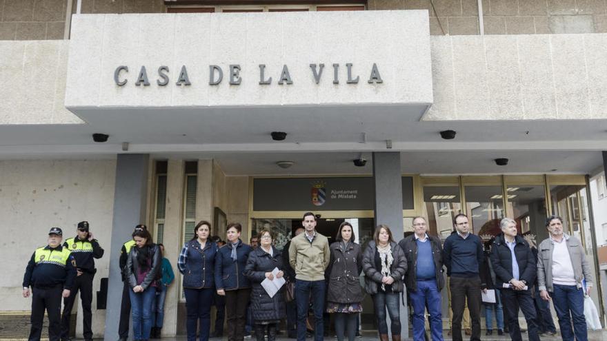 Minuto de silencio a las puertas del Ayuntamiento de Mislata