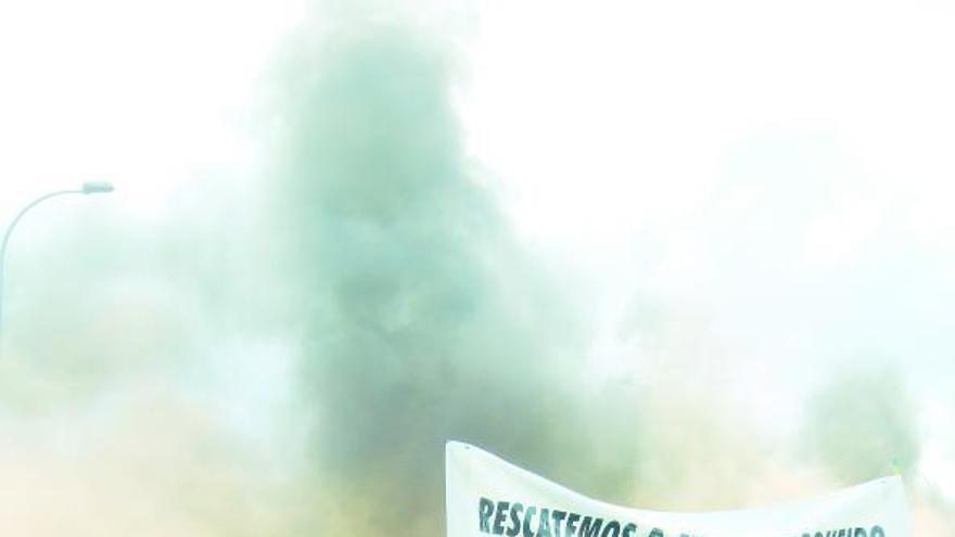 Pescadores asturianos y gallegos, ayer, durante el corte del puente de Los Santos en protesta por el encarecimiento del gasóleo.