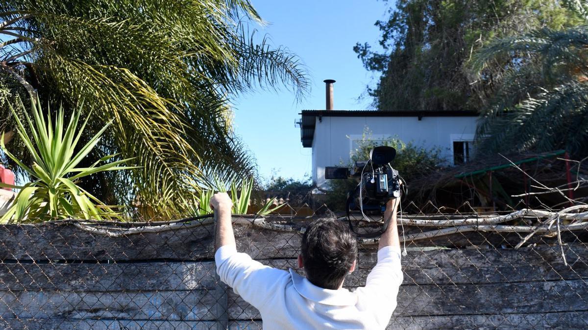 Un cámara graba el interior de la vivienda de San José de la Vega donde ocurrieron los hechos.