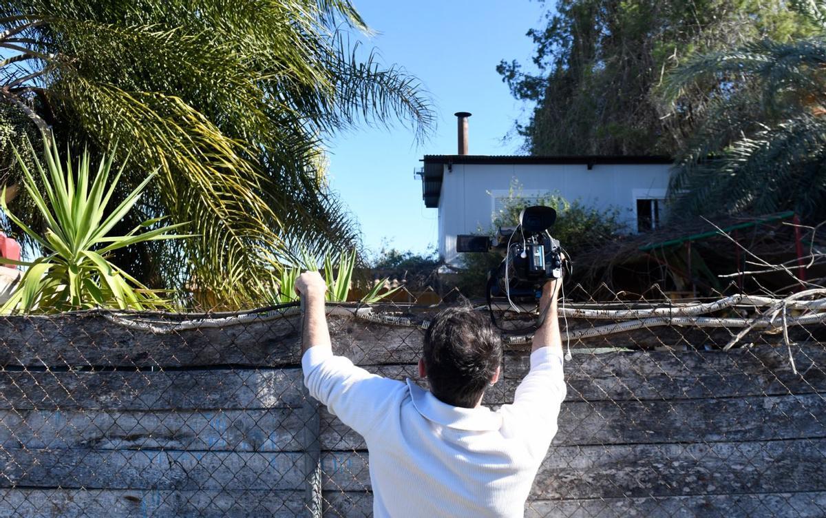 Un cámara graba el interior de la vivienda de San José de la Vega donde ocurrieron los hechos.