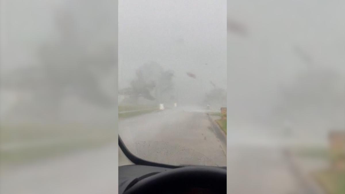 Una mujer sobrevive al paso de un tornado refugiándose en su coche