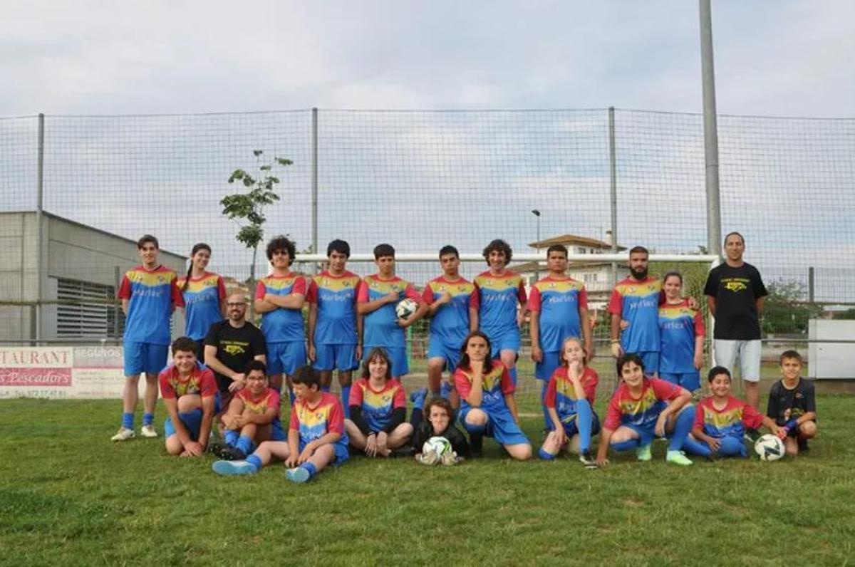 L'equip inclusiu de l'Empordanet que Vasaris, a dalt a la dreta, entrena, en una imatge del juny de 2025.