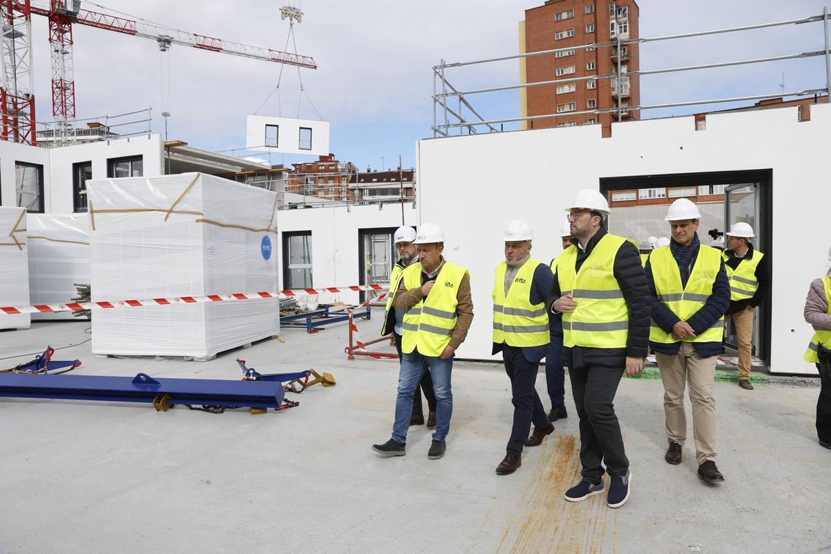 Barbón, tercero por la derecha, y Ovidio Zapico, quinto, durante la visita a la obra en el solar de Peritos.