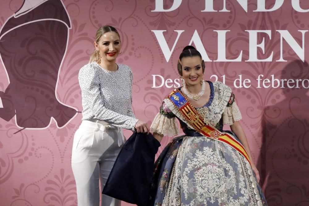 Desfile benéfico de indumentaria valenciana de Albaes en Nuevo Centro