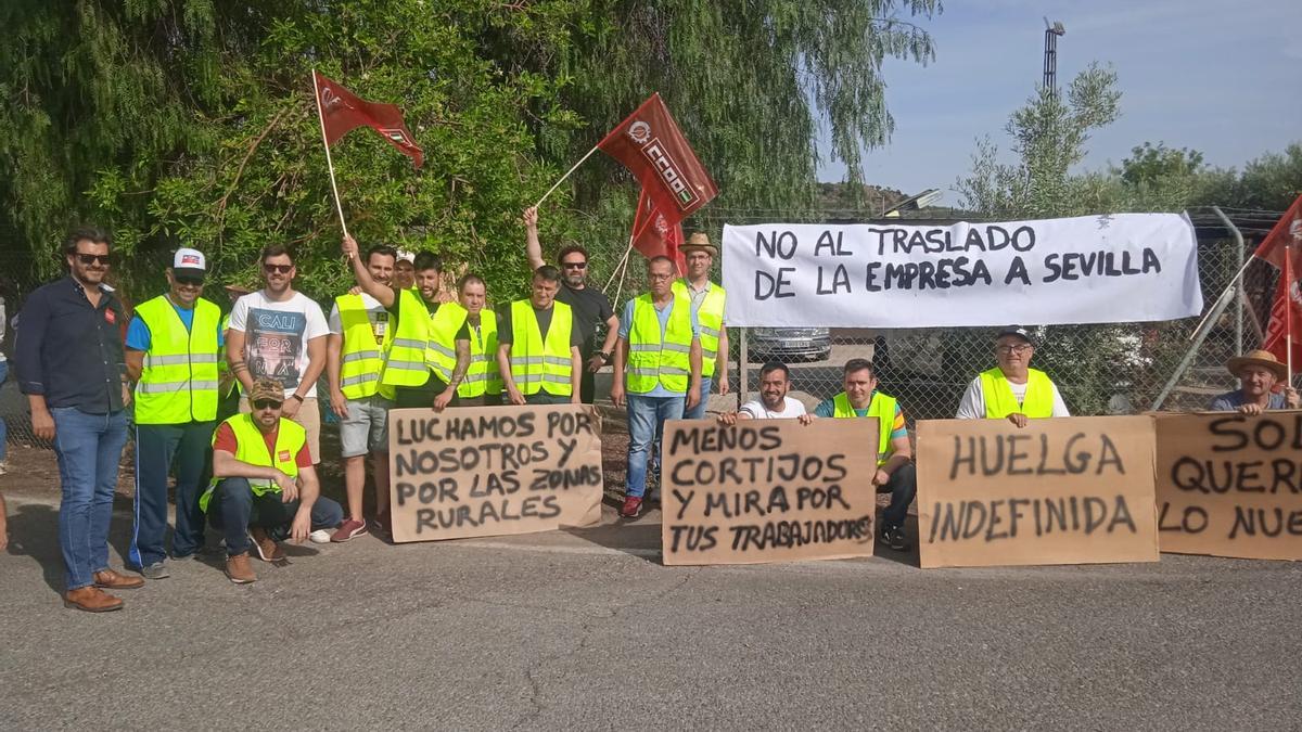 Trabajadores en huelga, a las puertas de las empresas.