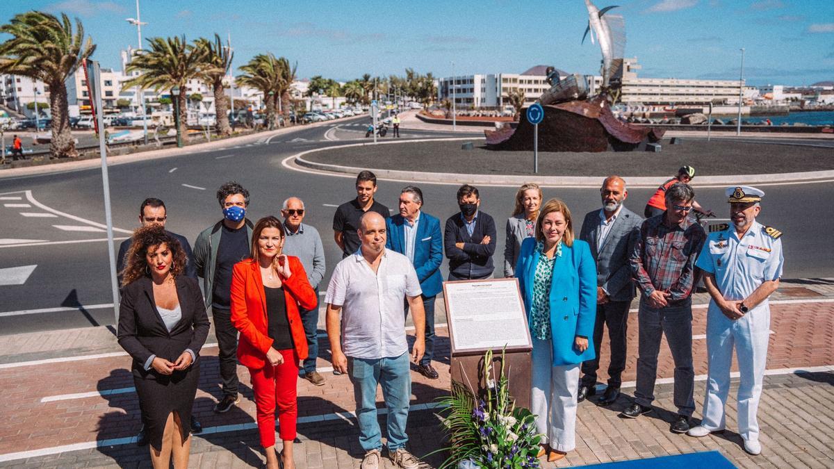 Autoridades civiles y militares en la inauguración de la escultura &#039;Pescador con marlín&#039;.