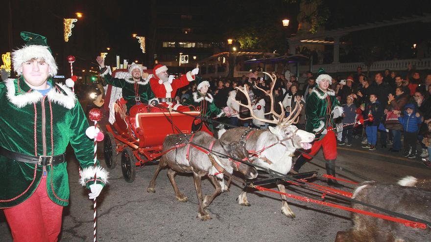 Papá Noel pasa de los animalistas y vuelve a Ourense en un trineo tirado por cinco renos