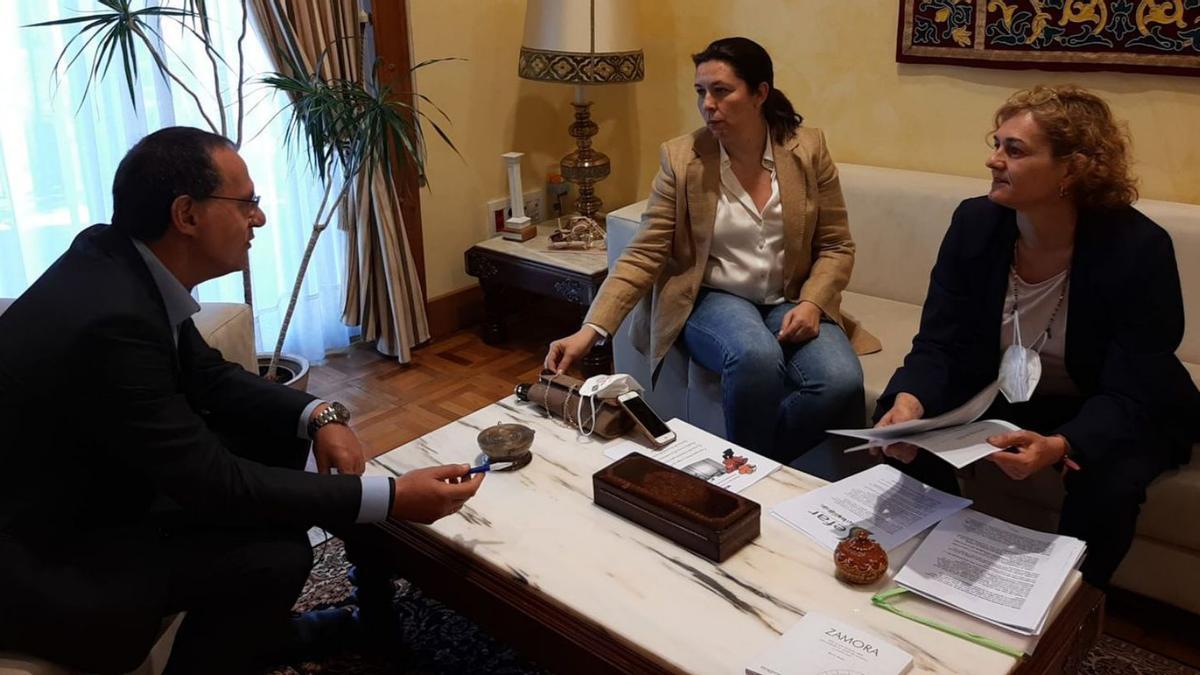 Ángel Blanco y las representantes de Sefar. | Cedida