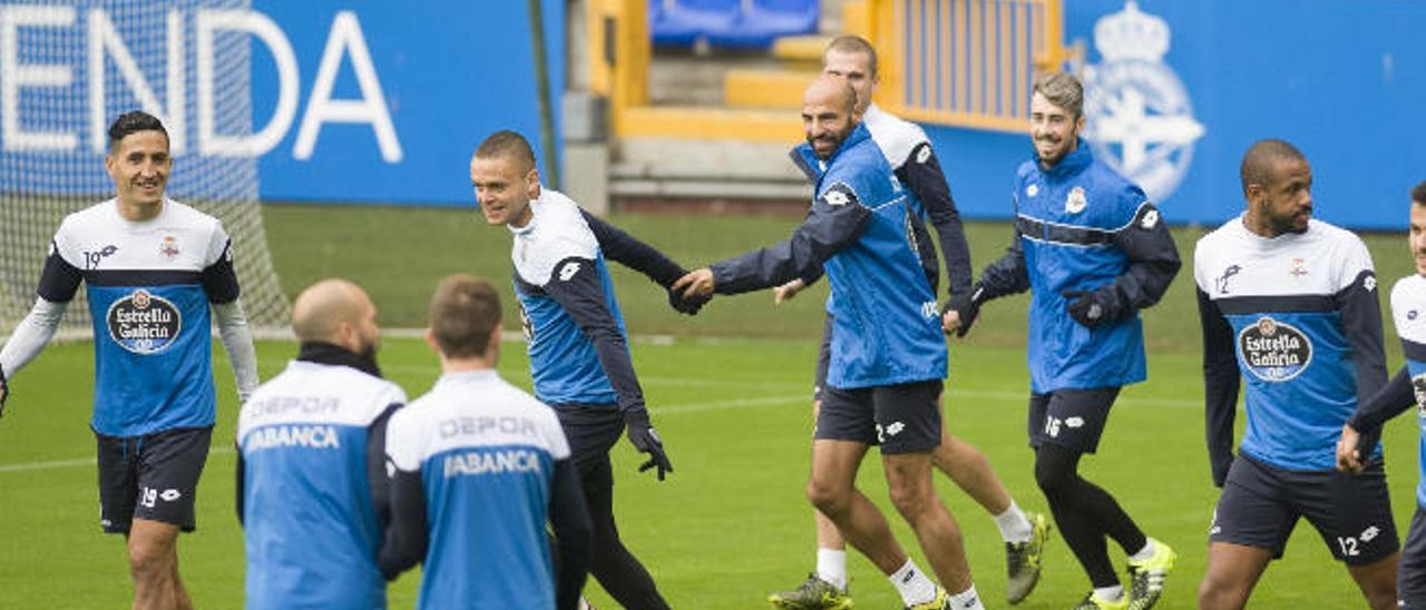 Manuel Pablo, de la mano con Jonathan Rodríguez durante el entrenamiento de ayer en La Coruña.