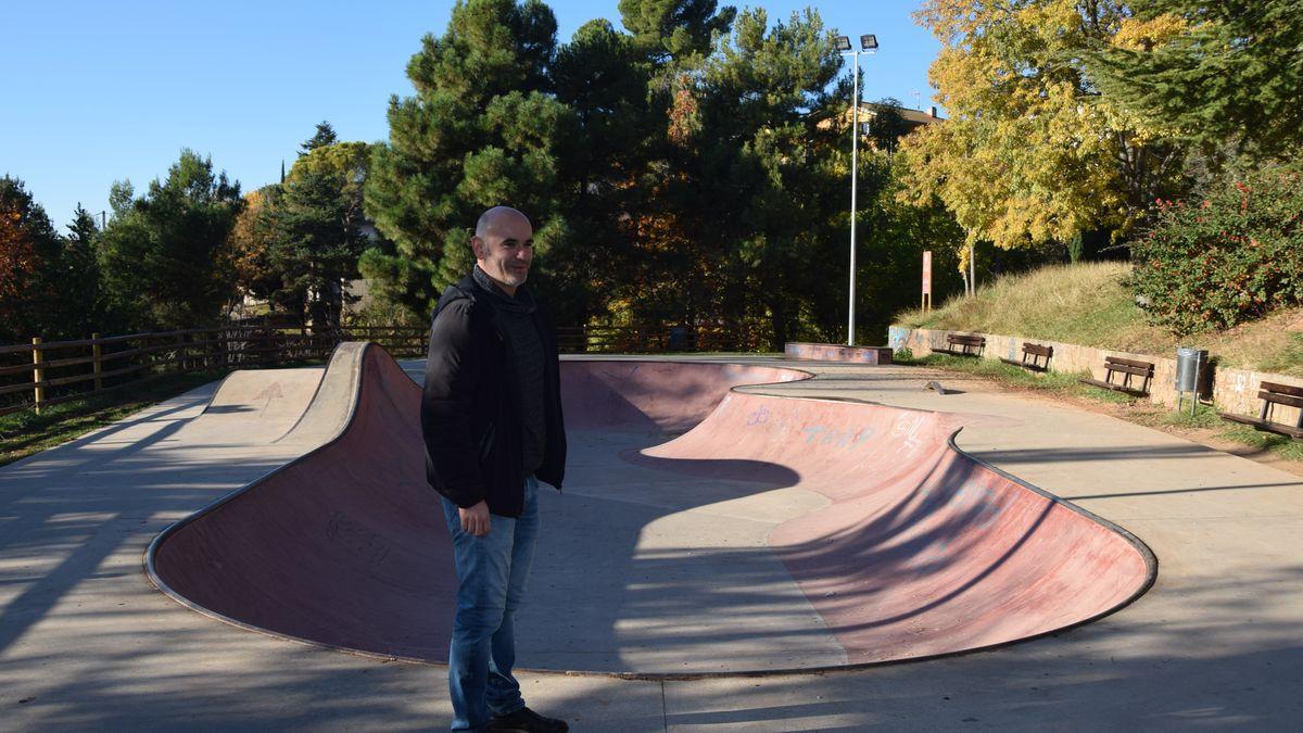 Aleix Serra, davant de l&#039;skatepark on hi ha una nova il·luminació