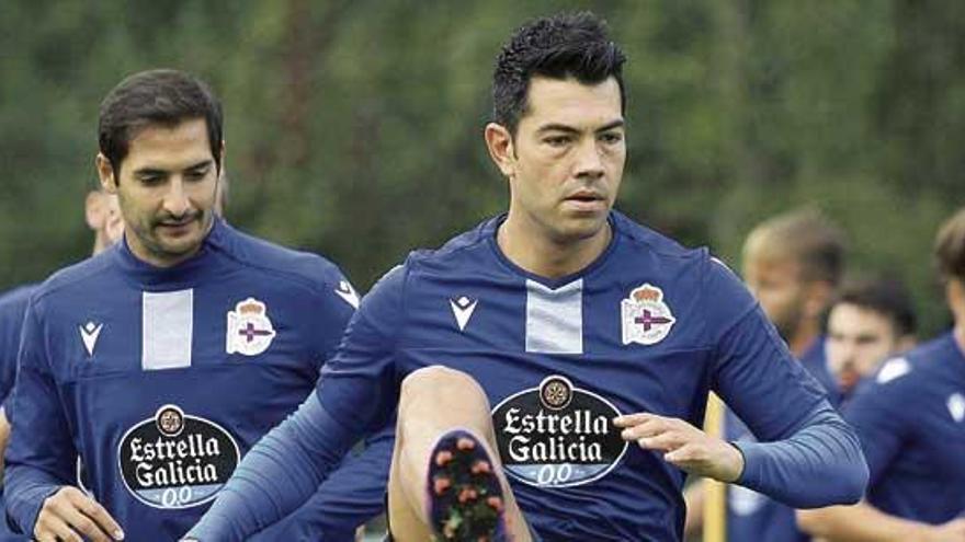 Celso Borges y Miku, durante la sesión de ayer por la mañana en la ciudad deportiva de Abegondo.