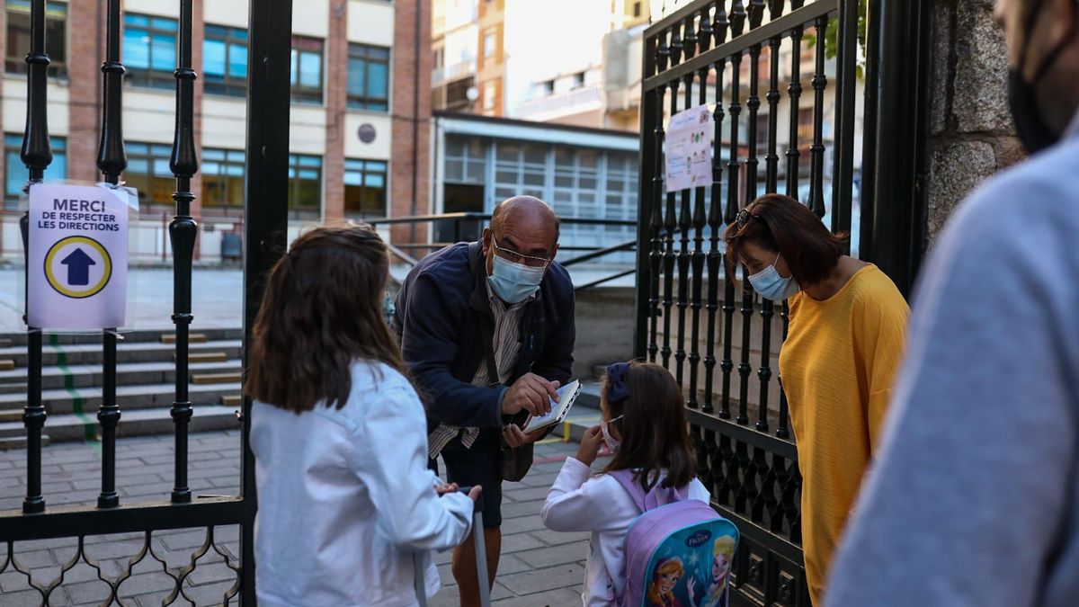 Un control COVID a la entrada de un colegio en la capital zamorana