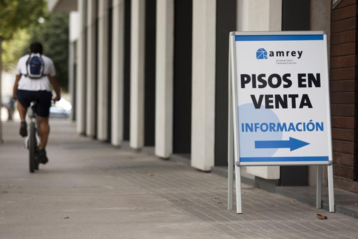 Un cartell anuncia la venda de pisos a l’avinguda Diagonal de Barcelona.