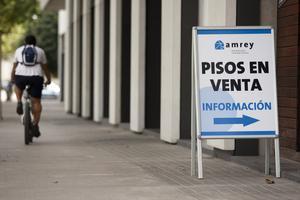 Un cartell anuncia la venda de pisos a l’avinguda Diagonal de Barcelona.