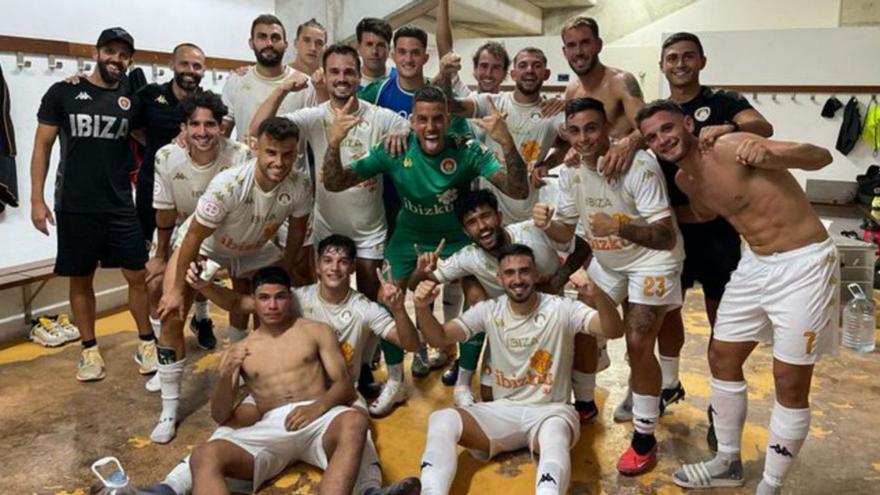 Los jugadores del CD Ibiza celebran su segundo triunfo.