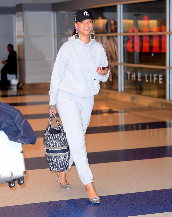 Rihanna en el Aeropuerto con chandal gris y tacones