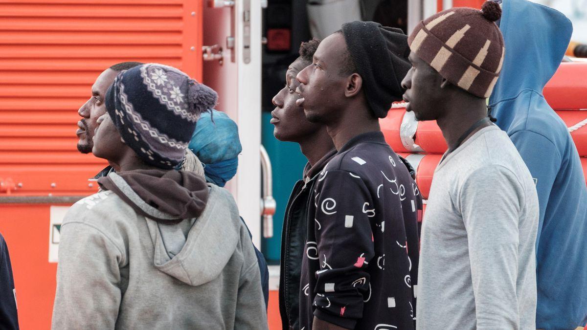 Salvament intercepta onze migrants en una embarcació al sud de Gran Canària