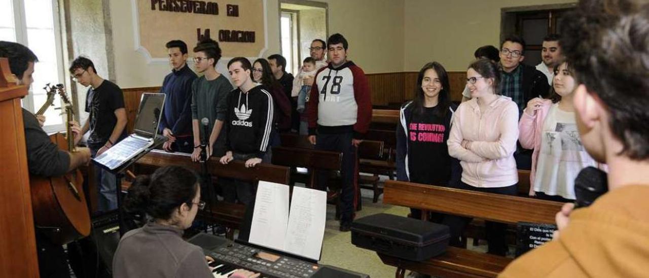 Los participantes del campamento evangélico de Vilar, durante el ensayo de una canción. // Bernabé/Javier Lalín