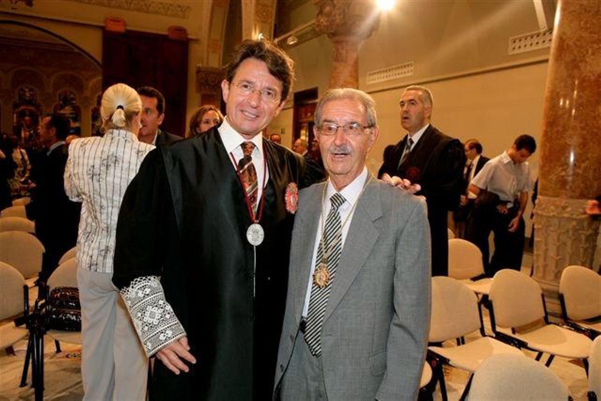 Padre e hijo posan en una imagen.
